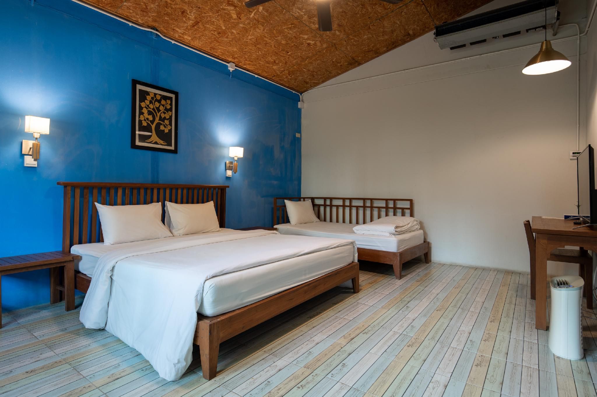 Stage Room with 2 King Beds, 2 Single Beds and with 2 Baths