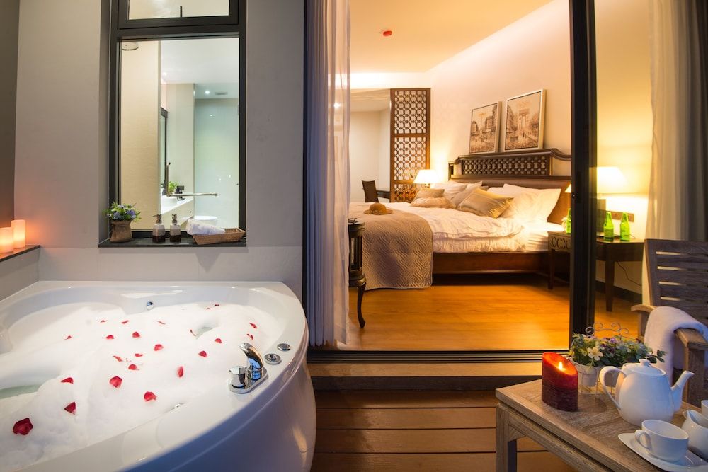 Jacuzzi Suite