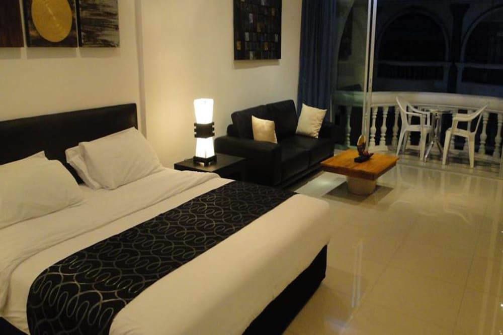 undefined East Suites 10