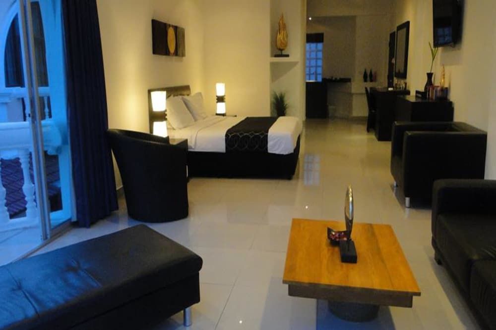 East Suites Executive Suite 8