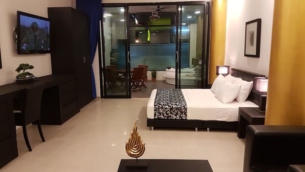 undefined East Suites 4