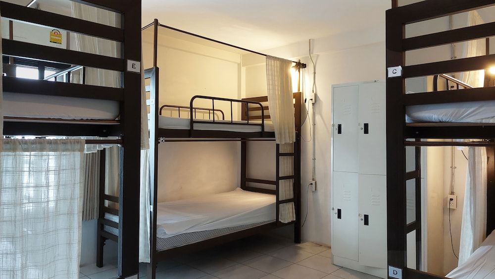 6-bed Shared room bunk bed type (shared bathroom)