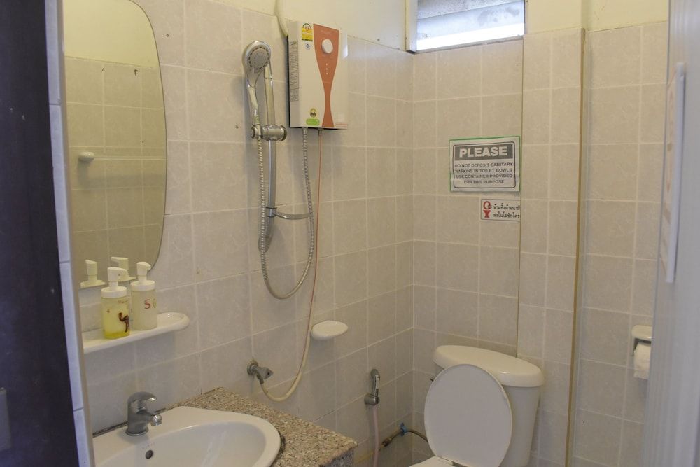 Thaweesuk Hotel Deluxe Room with Air Conditioning 10