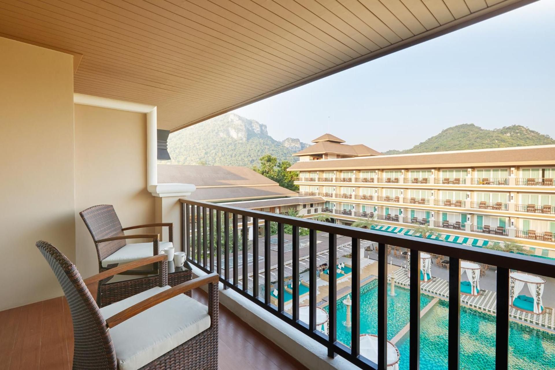 Grand Deluxe Pool View Twin Room