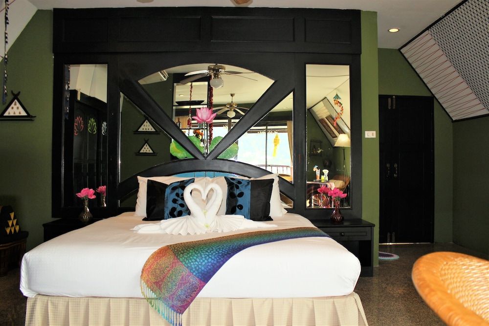 Kelly’s Residency Deluxe Suite, 1 King Bed, Sea View 2