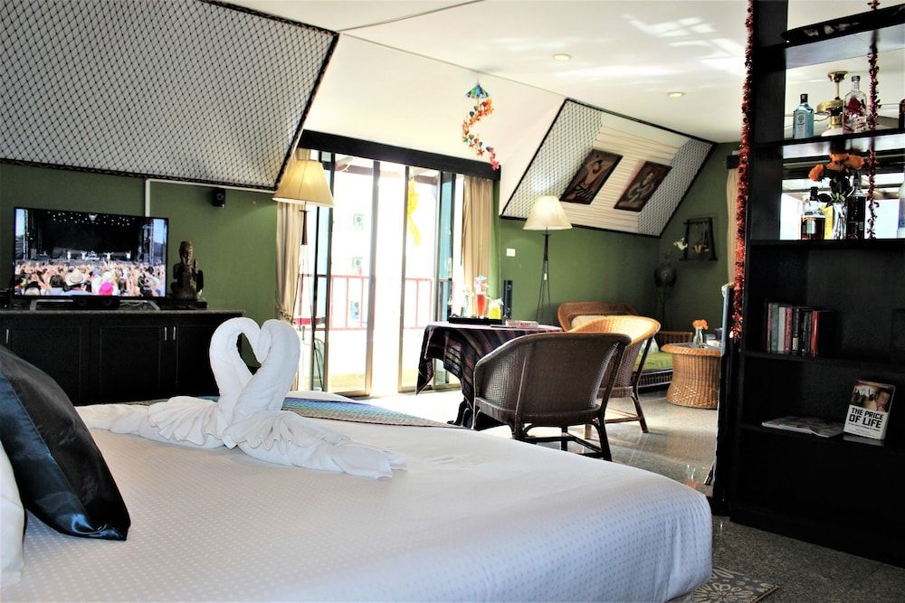 Kelly’s Residency Deluxe Suite, 1 King Bed, Sea View 4