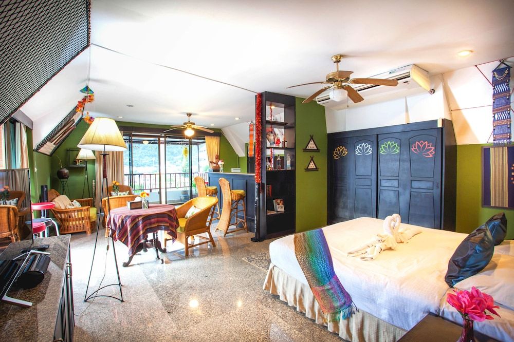 Kelly’s Residency Deluxe Suite, 1 King Bed, Sea View 9