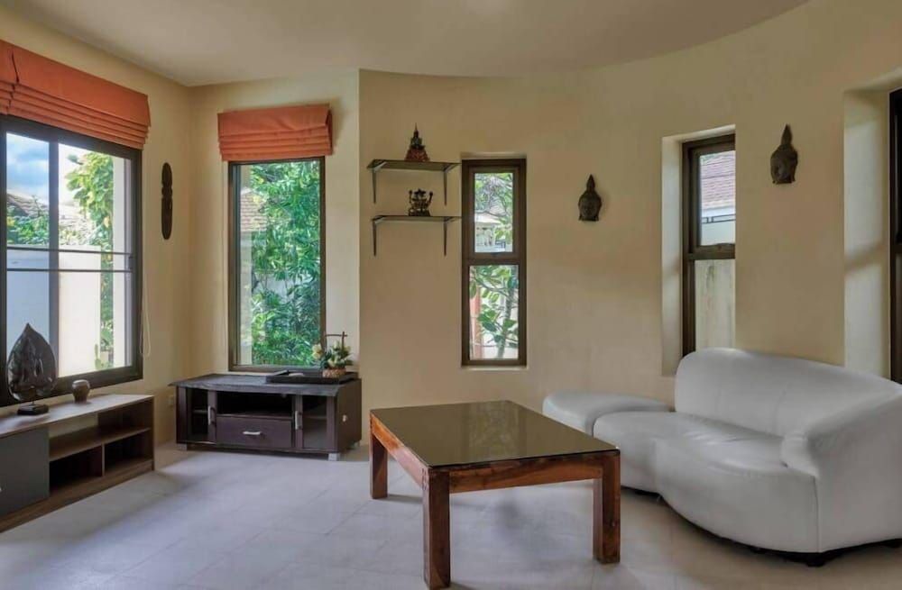 Baan Tropicana Superior Villa, 1 King Bed with Sofa bed, Pool View, Poolside 4