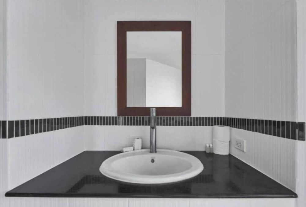 Baan Tropicana Superior Villa, 1 King Bed with Sofa bed, Pool View, Poolside 3