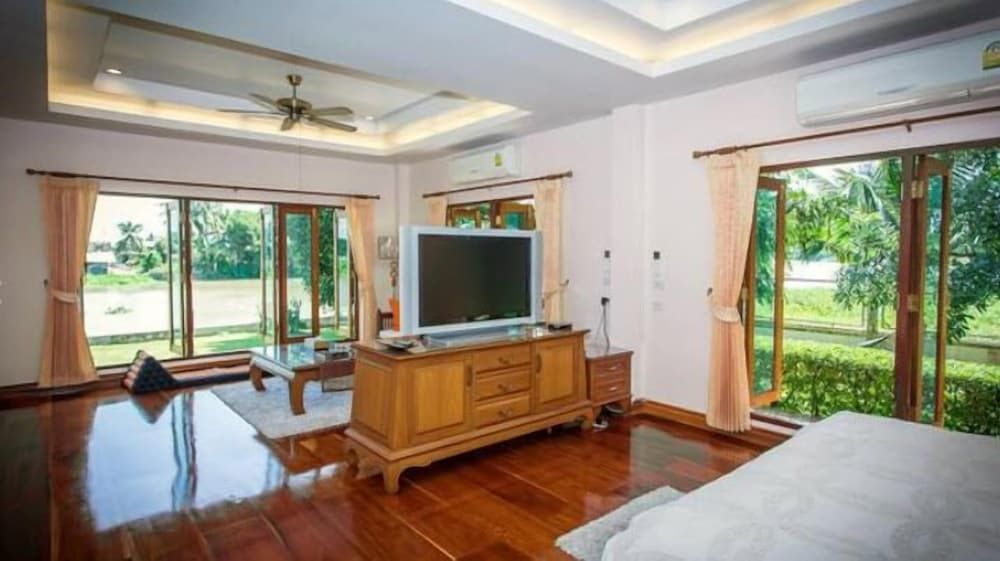 Tharnrarin Villa Suphan Buri River View Villa 5