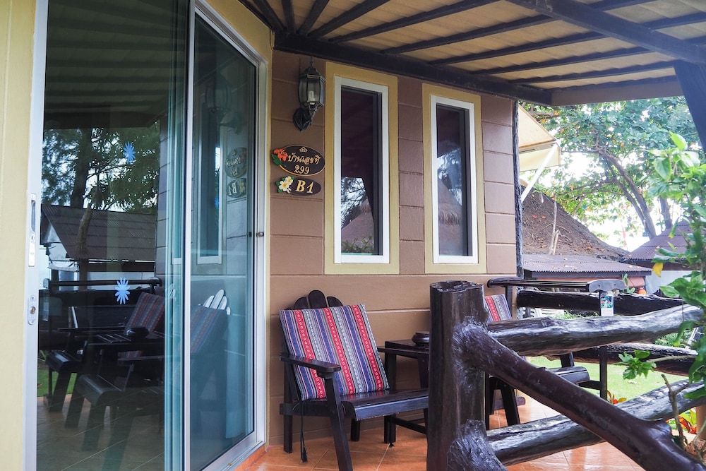 Lanta Castaway Beach Resort Beachcomber Bungalow 4