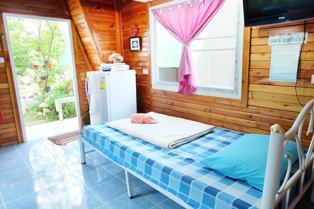 A Houses Homestay A Red Blue House