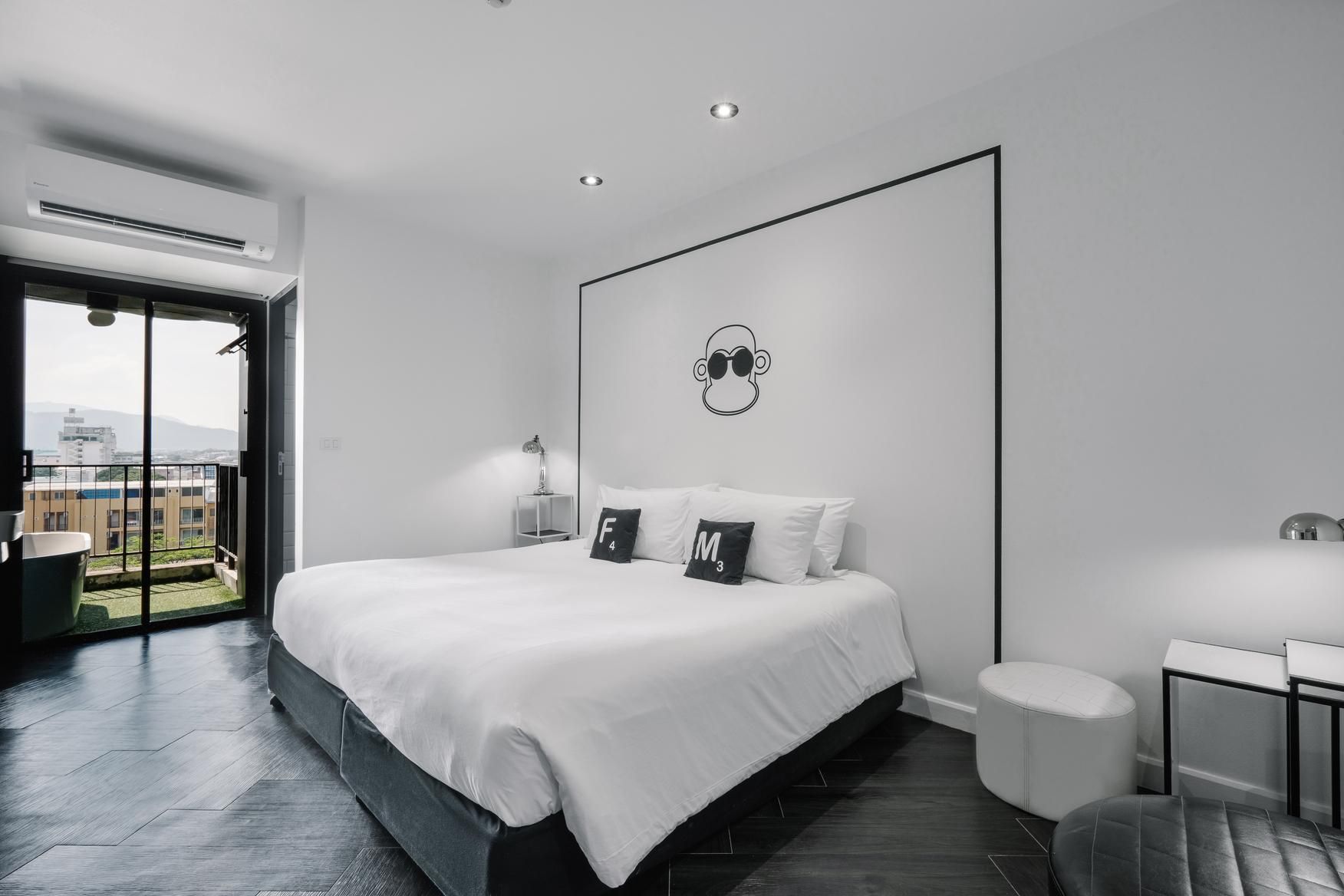 Deluxe Double with Bathtub