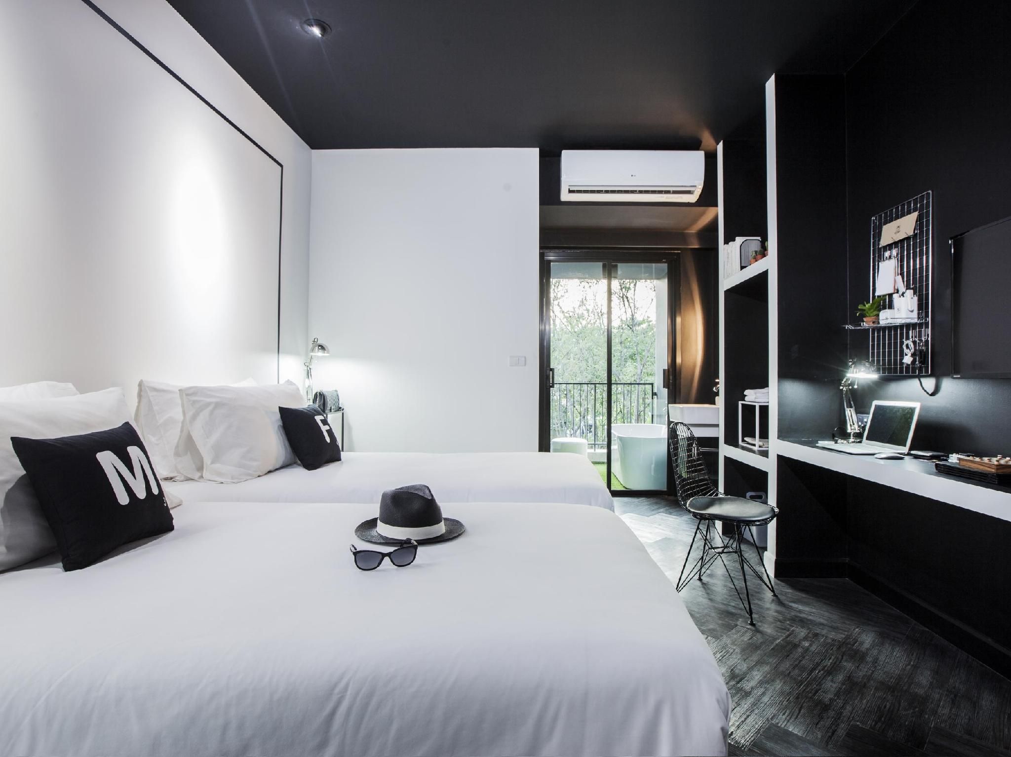 Deluxe Twin with Bathtub