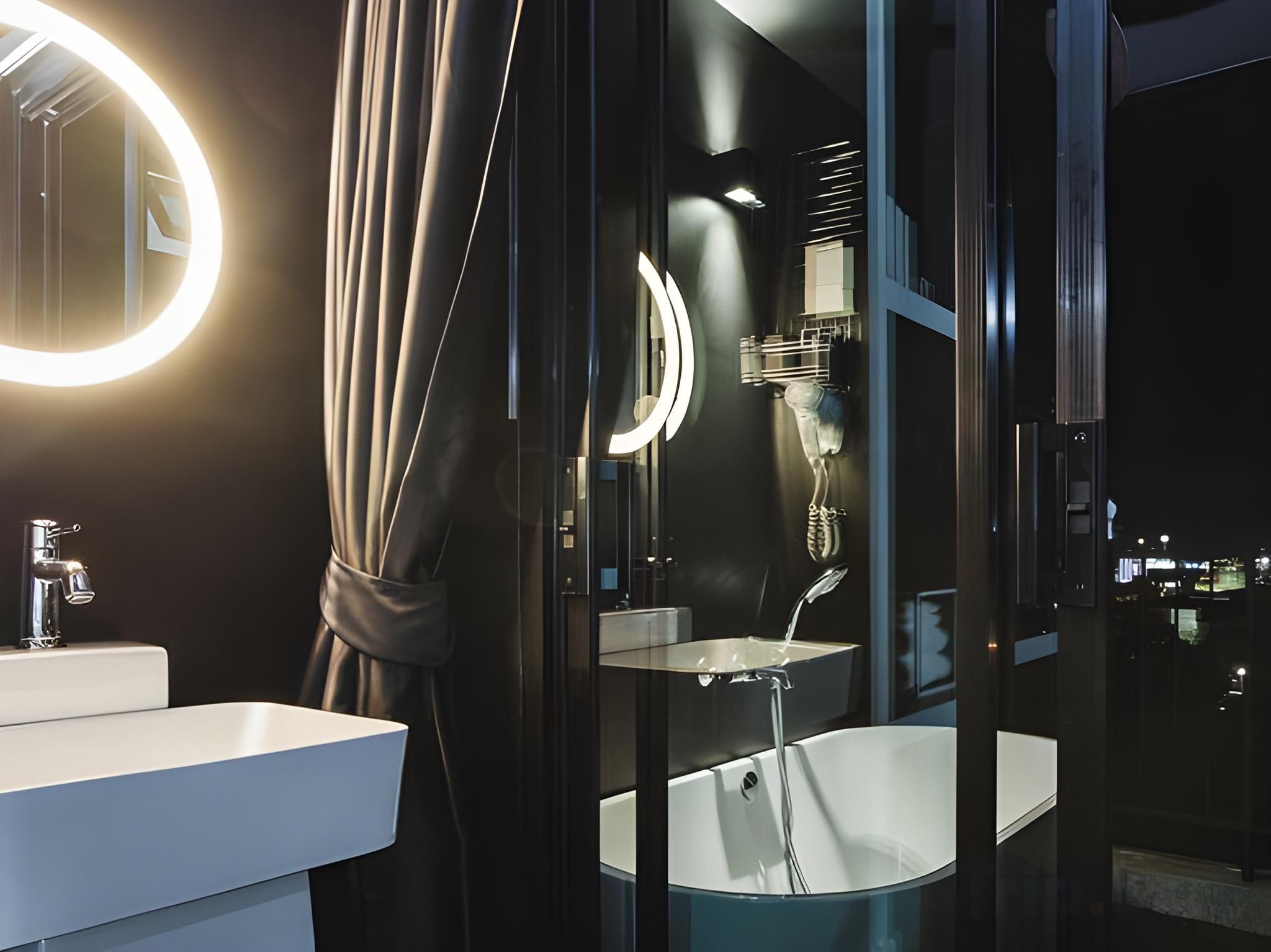 Deluxe Twin with Bathtub