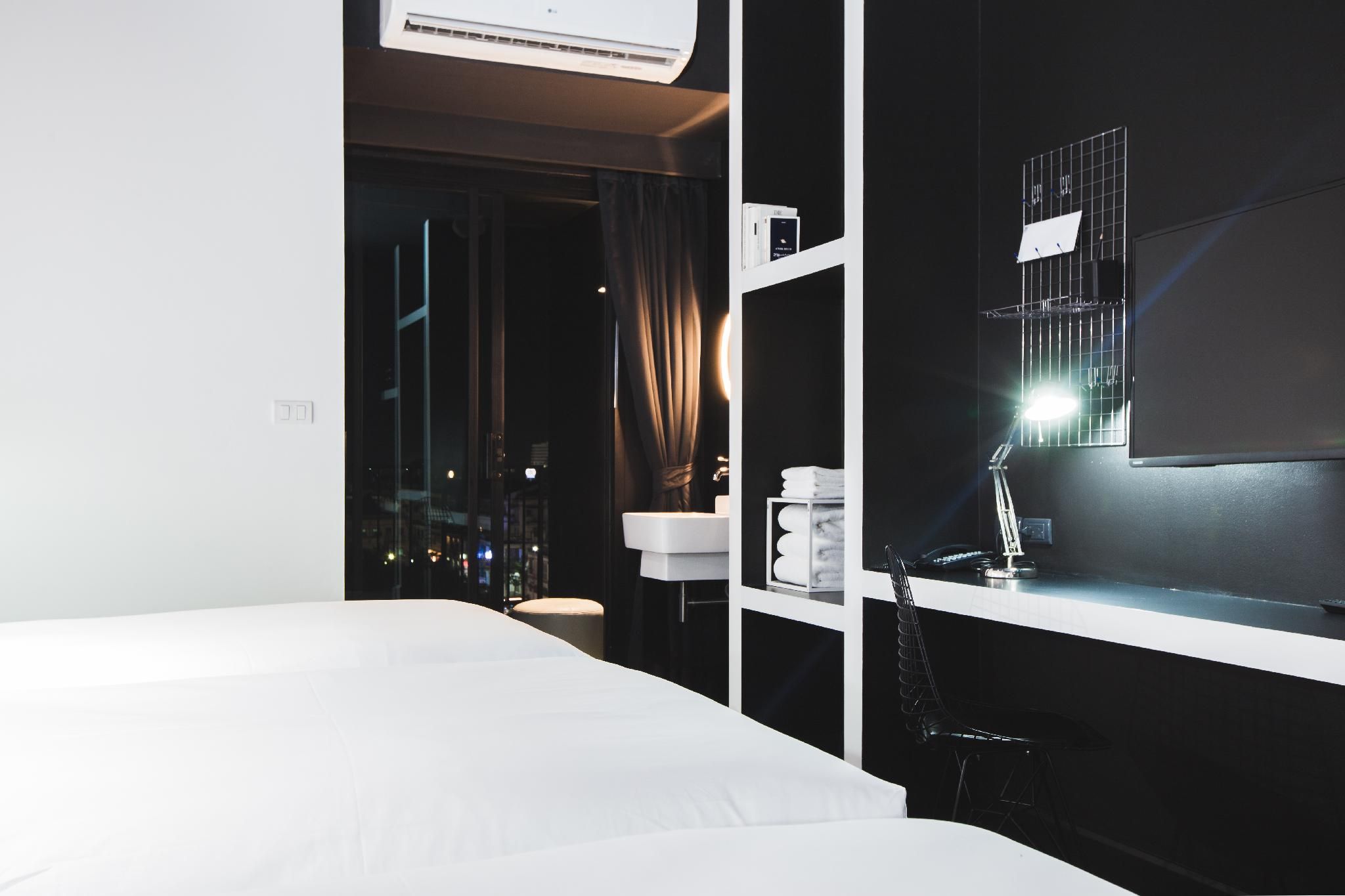 Deluxe Twin with Bathtub
