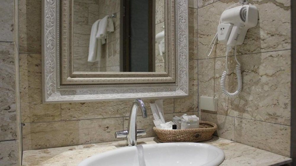 The Glory River Kwai Hotel Deluxe River View Room with Bathtub 2