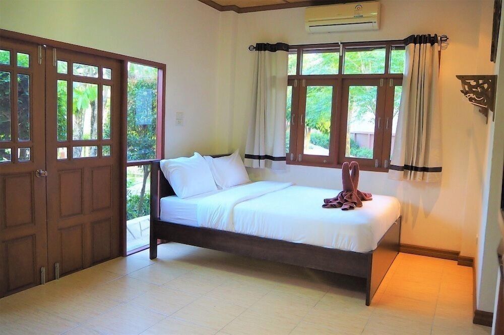 1 Queen Beds - Poolside