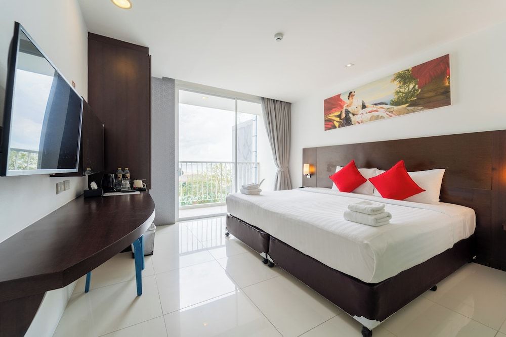 Deluxe Double or Twin Partial Sea View