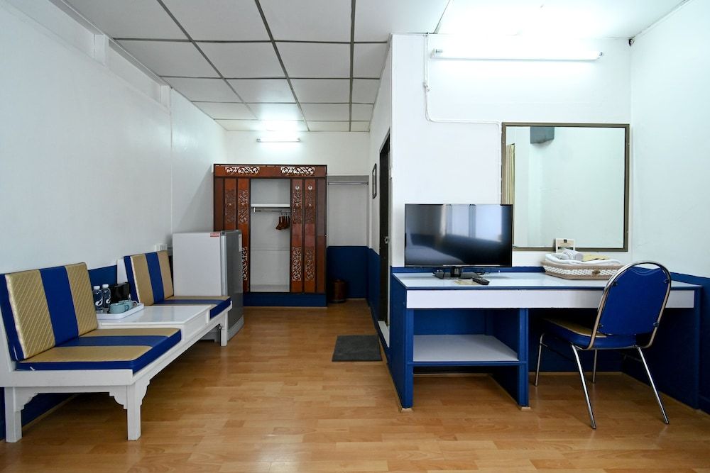 The Krungkasem Srikrung Hotel Twin Deluxe Room with Bathtub