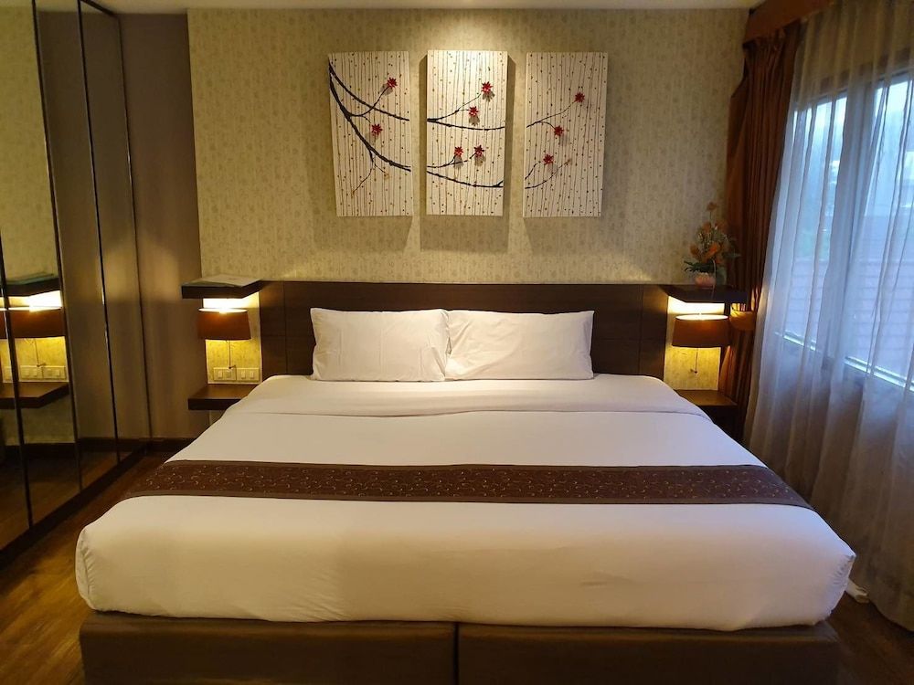 The Green Bells New Petchburi Deluxe Room 3