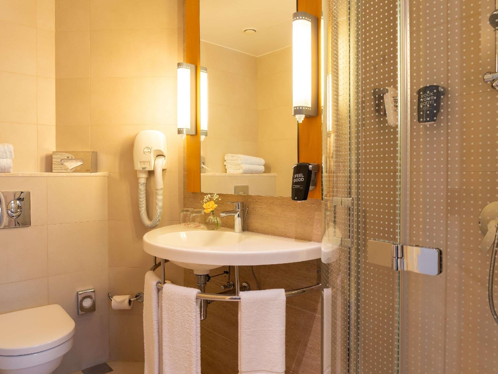 ibis One Central Hotel Standard Twin 12