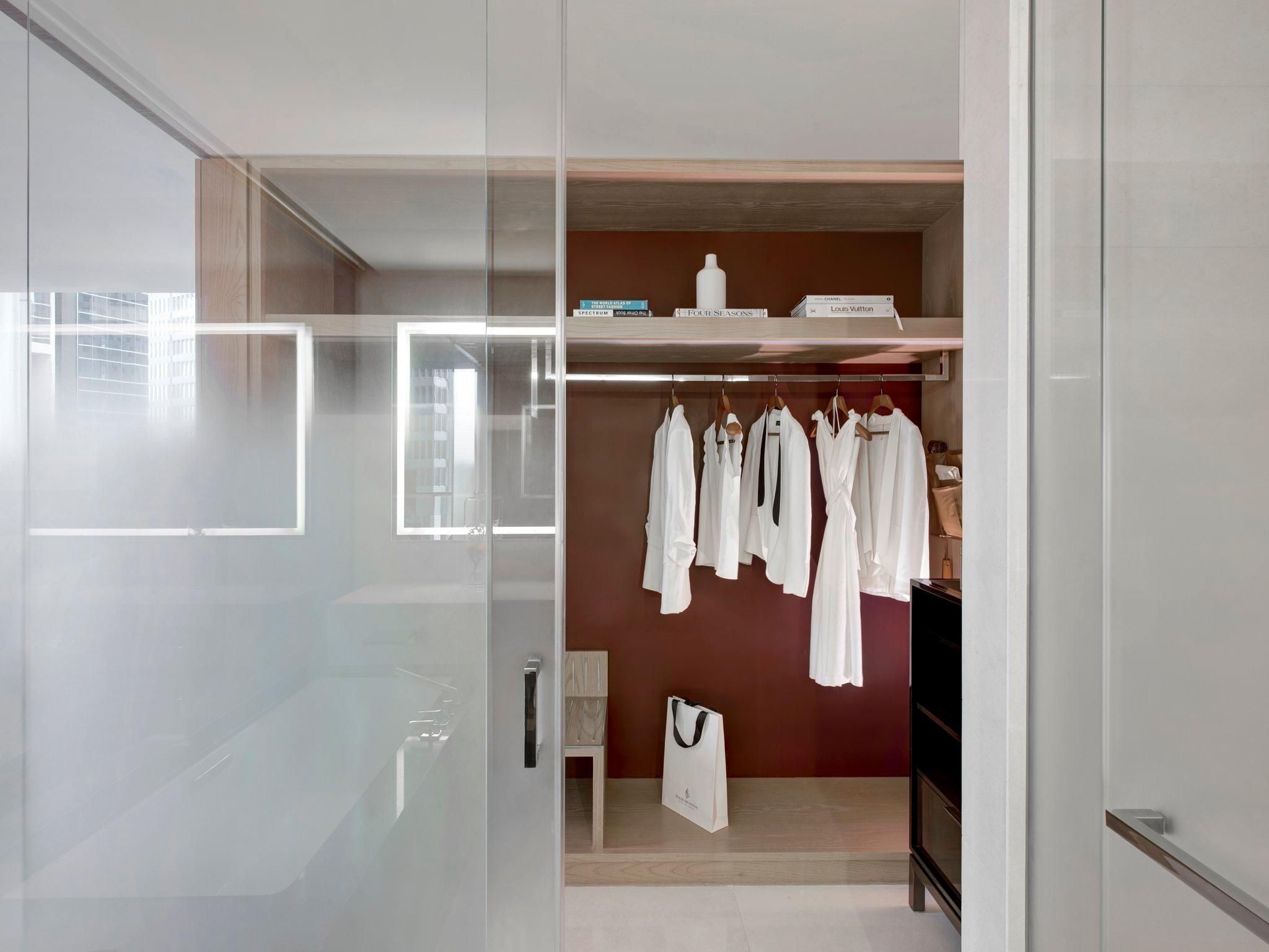 Studio Suite Burj Khalifa View king bed