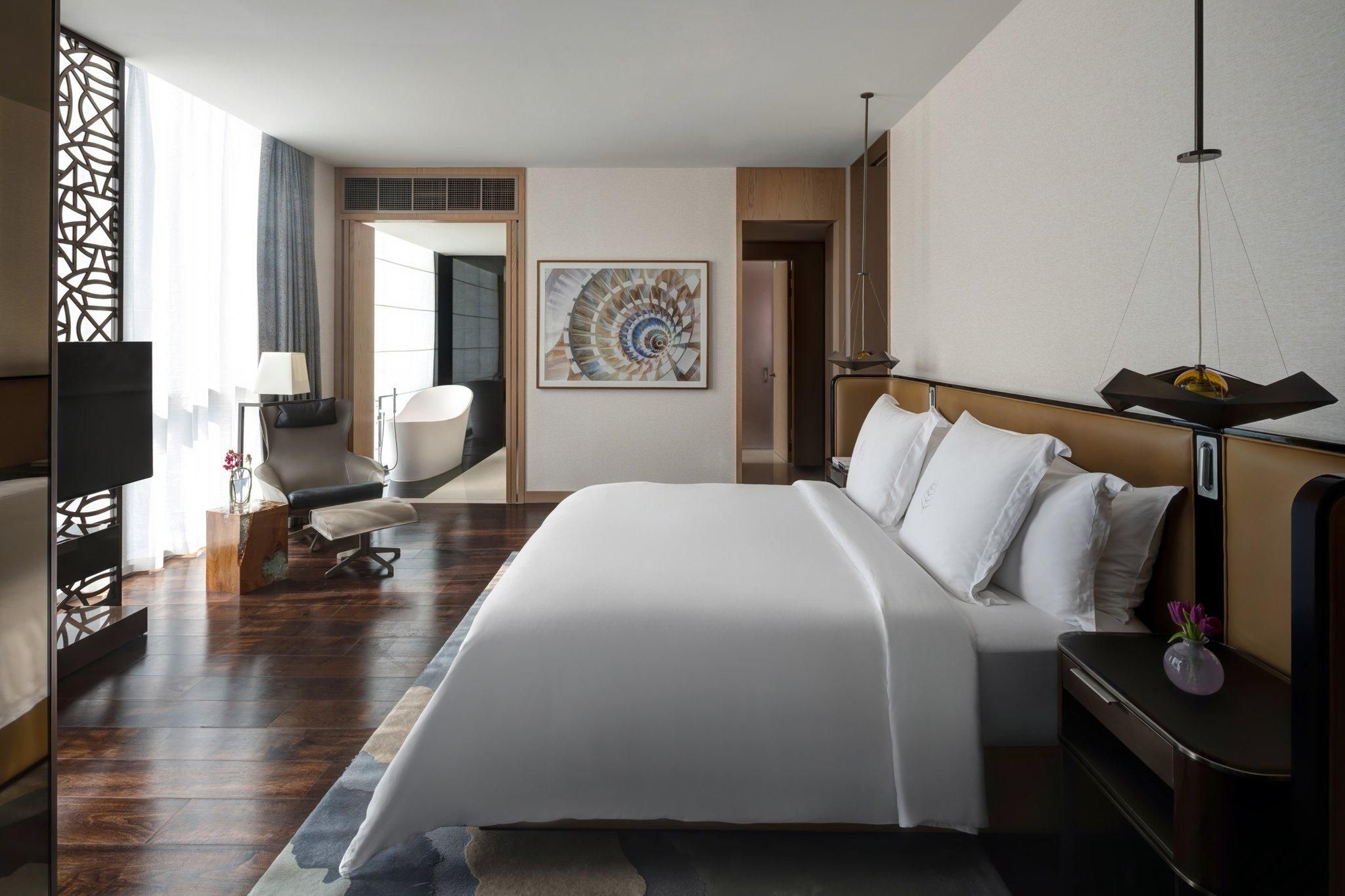 Four Seasons Executive Suite king bed