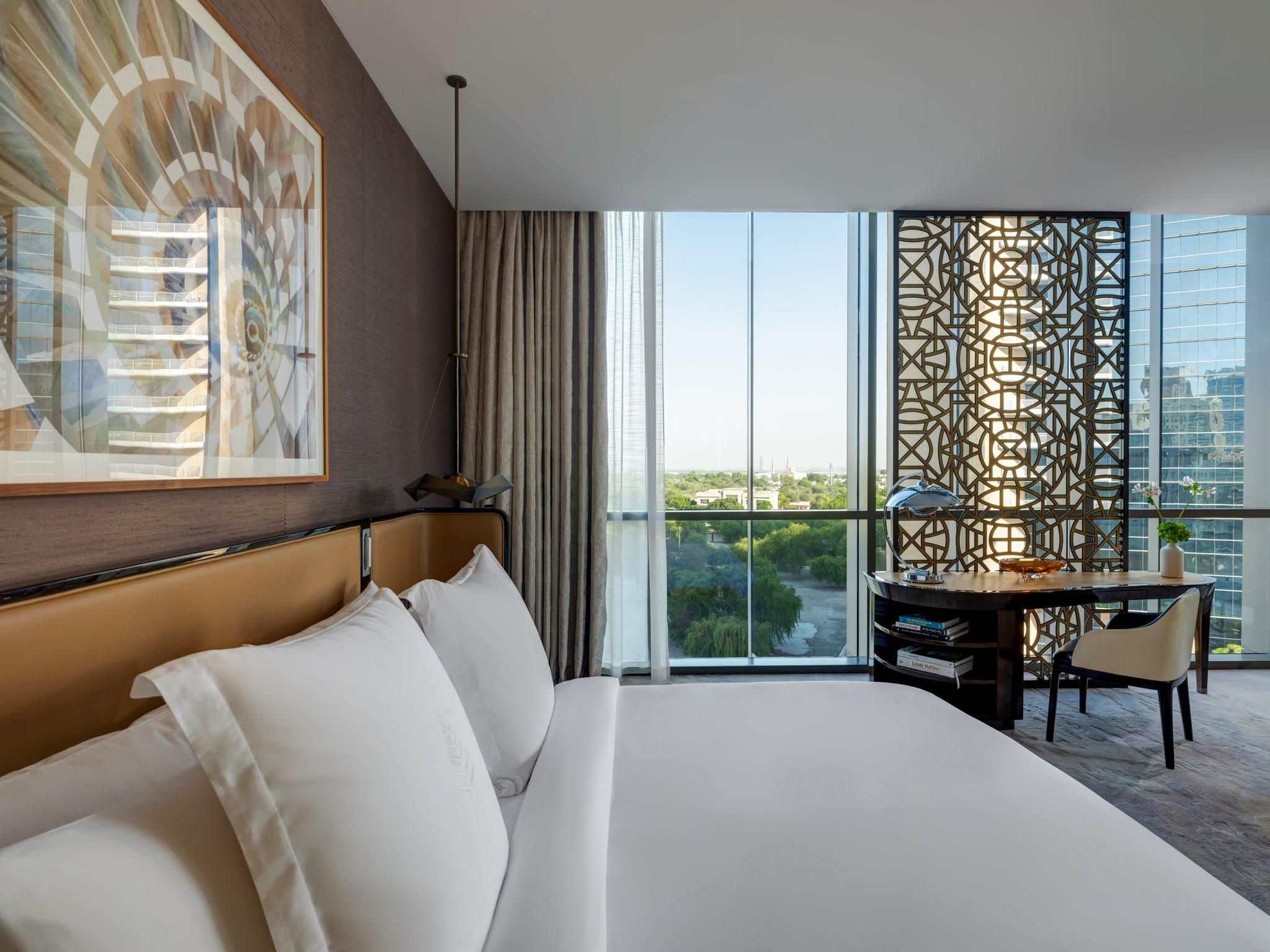 Studio Suite Burj Khalifa View king bed