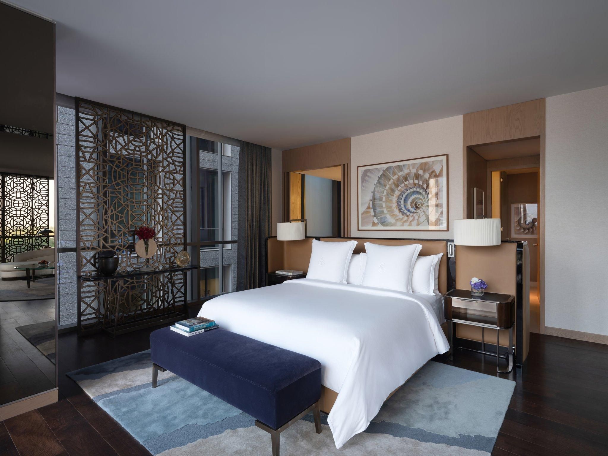 Deluxe Four Seasons Executive Suite king bed