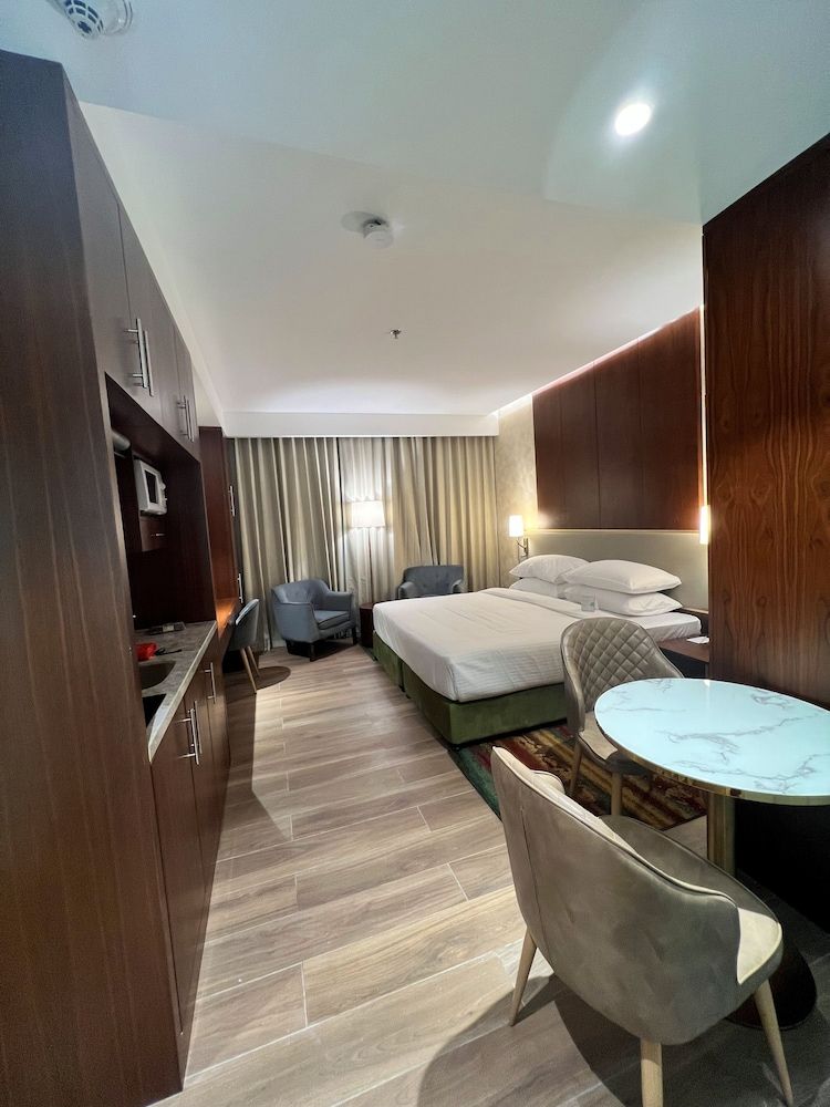 City Seasons Suites Premium Studio 4