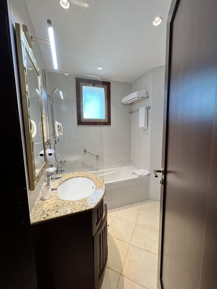 City Seasons Suites Executive Apartment 3