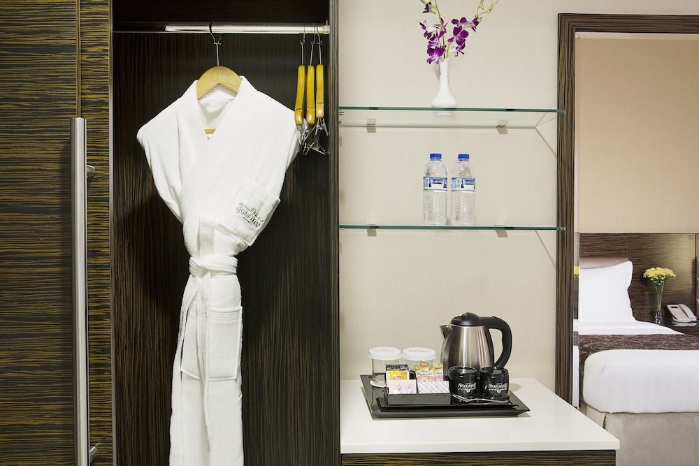 Gateway Hotel Deluxe Twin Room 3