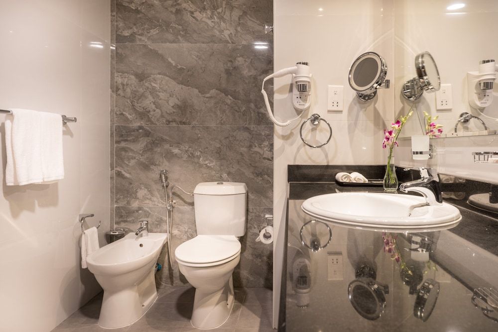 Hawthorn Suites by Wyndham Abu Dhabi City Centre 1 King Bed, One Bedroom Suite, City View 3