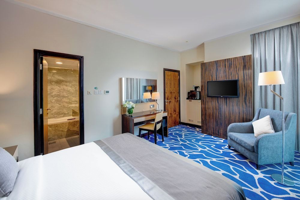 Hawthorn Suites by Wyndham Abu Dhabi City Centre 1 King Bed, One Bedroom Suite, City View