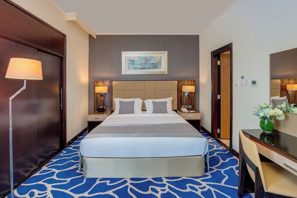 Hawthorn Suites by Wyndham Abu Dhabi City Centre 1 King Bed, One Bedroom Suite, City View 2