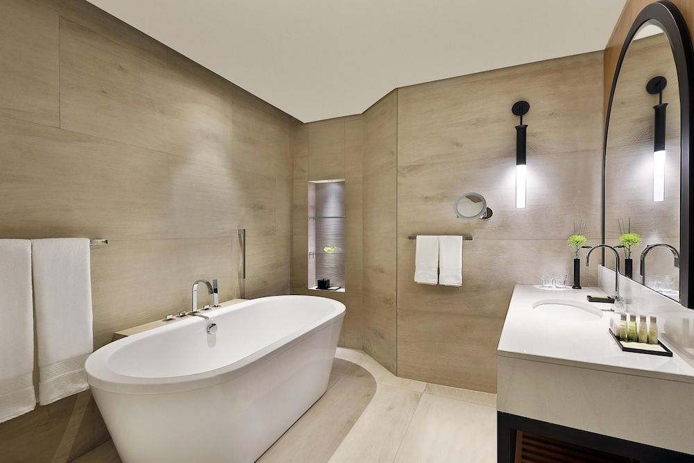 DoubleTree by Hilton Dubai - Business Bay Two Double Beds Guest Room 3