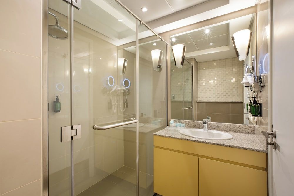 Royal Continental Hotel – Dubai Airport Superior King Room 3