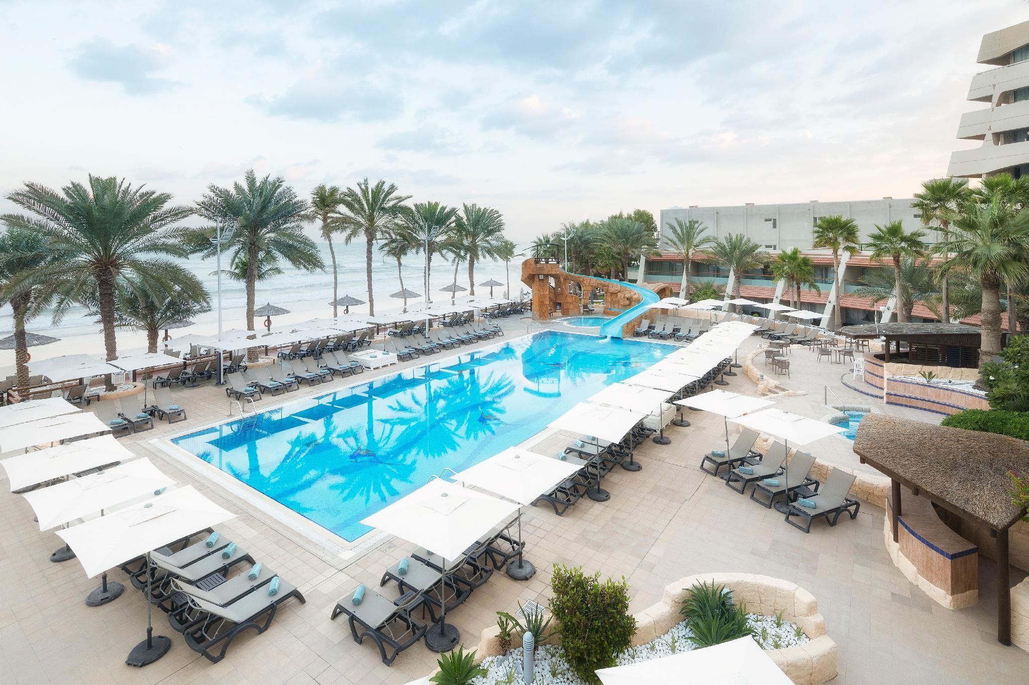 swimming pool [outdoor]