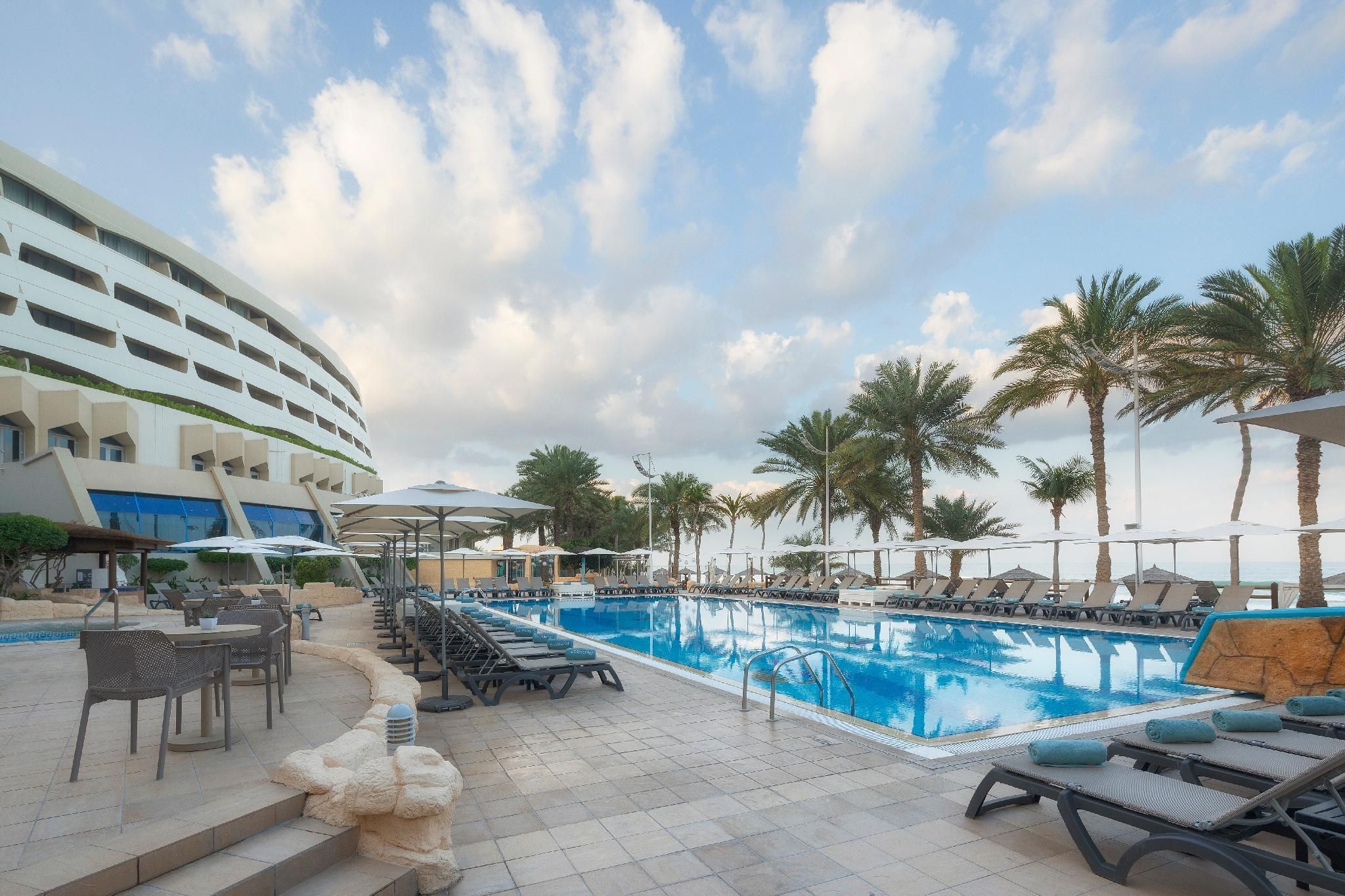 swimming pool [outdoor]