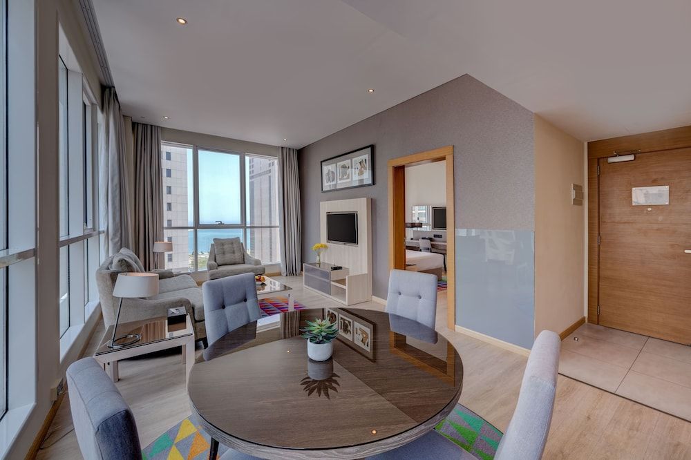 TRYP by Wyndham Abu Dhabi City Centre Suite, Sea View 6