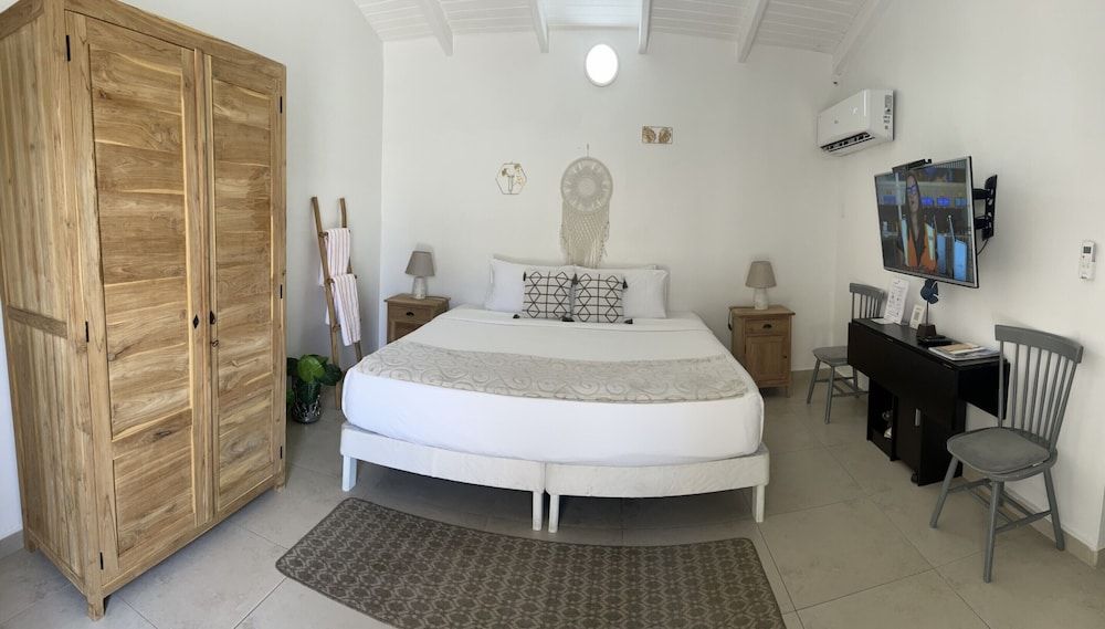 Arubas Bakval Suites Junior Room, 1 King Bed, Pool View 2