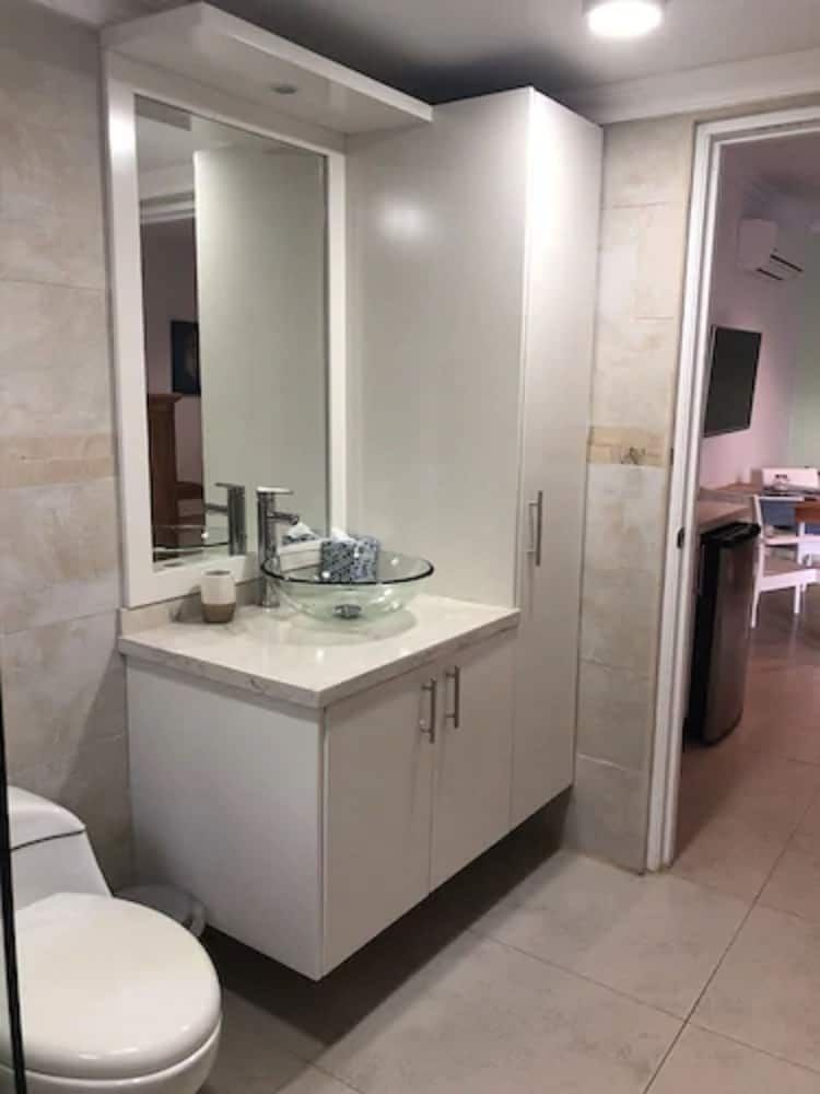 Arubas Bakval Suites Family Room, 1 King Bed with Sofa bed, Refrigerator & Microwave, Poolside 4