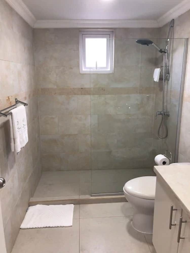 Arubas Bakval Suites Family Room, 1 King Bed with Sofa bed, Refrigerator & Microwave, Poolside 3