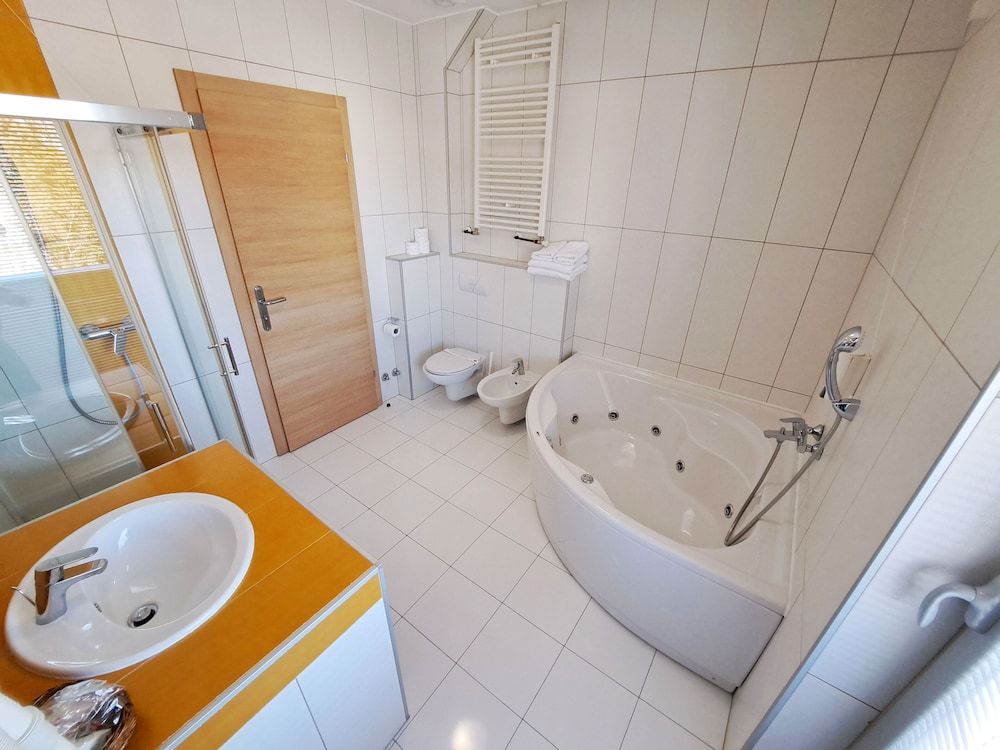 Hotel Brotnjo Deluxe Double Room, Multiple Beds, Balcony, City View 6