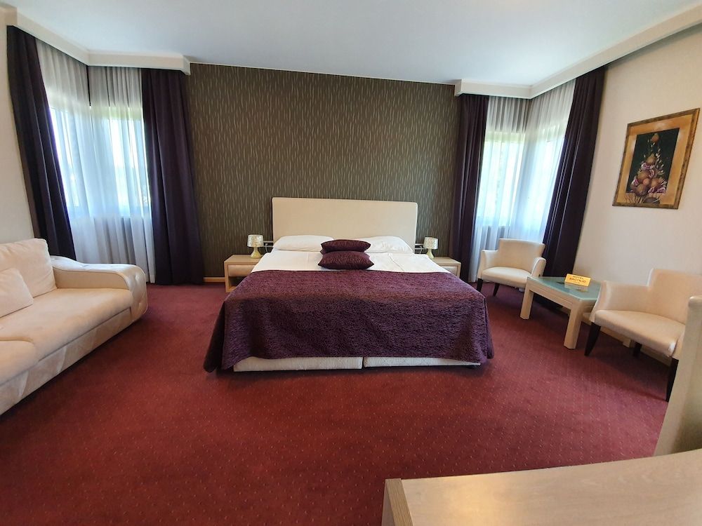 Hotel Brotnjo Deluxe Double Room, Multiple Beds, Balcony, City View 2