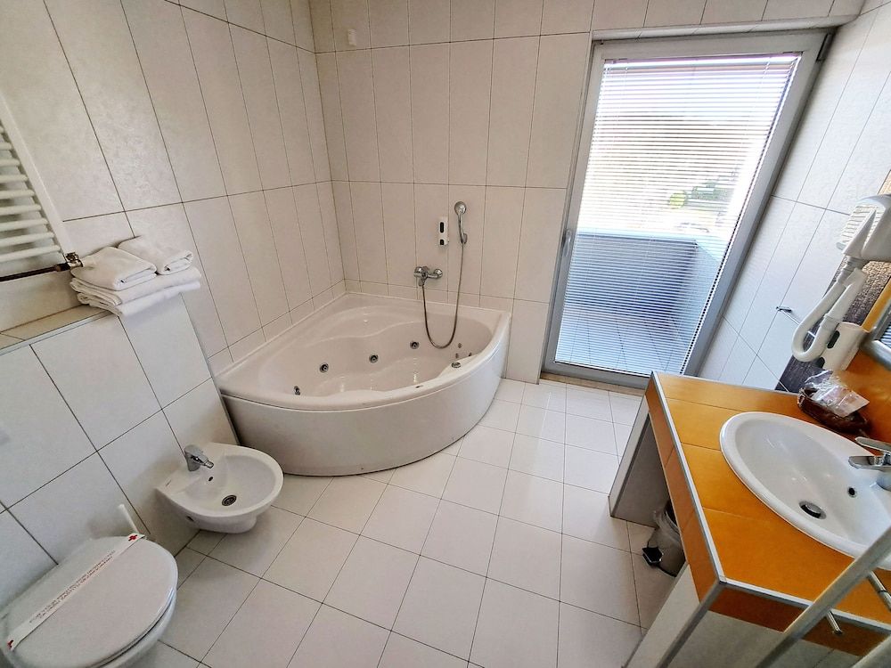 Hotel Brotnjo Deluxe Double Room, Multiple Beds, Balcony, City View 8