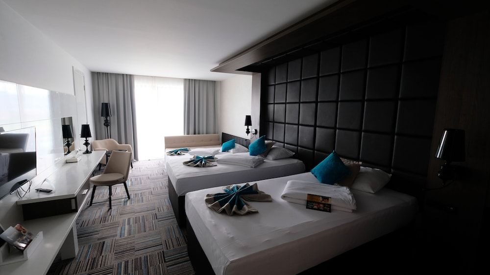 Hotel Hills Congress & Termal Spa Resort Deluxe Triple Room, Balcony