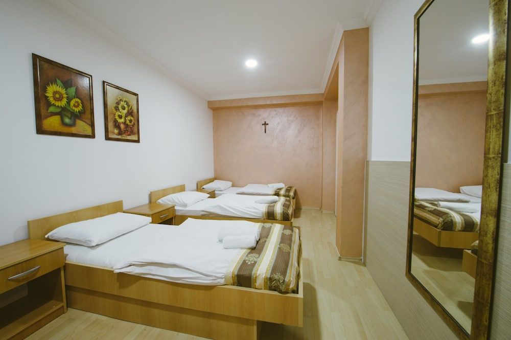 Hotel Flowers Comfort Triple Room 5