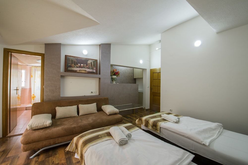 Hotel Flowers Comfort Triple Room 10